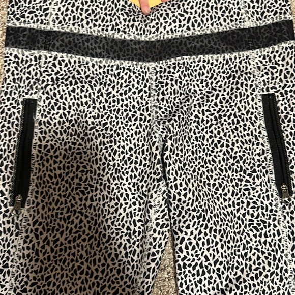 Like new lululemon workout pants - Picture 3 of 5